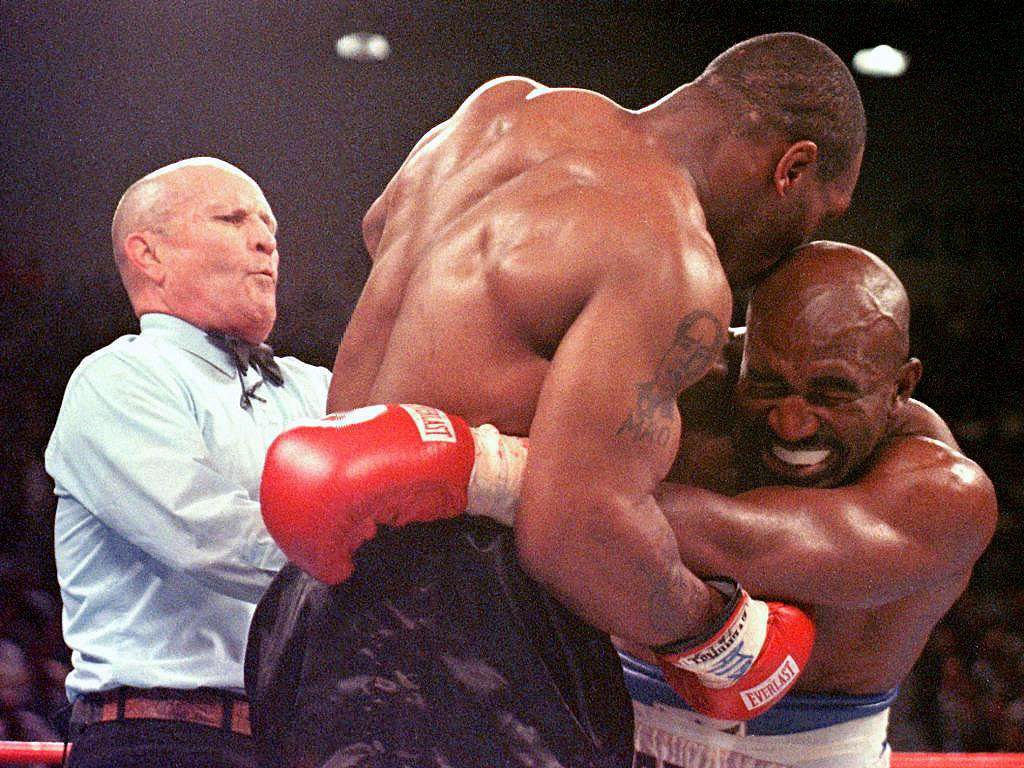 米尔斯·莱恩 (Mills Lane) 避开了银行业的职业生涯，以让迈克·泰森 (Mike Tyson) 成为一名海军陆战队员、法官、拳击裁判和名人死斗明星，在丰富多彩的生活中咬住埃文德·霍利菲尔德 (Evander Holyfield) 的耳朵