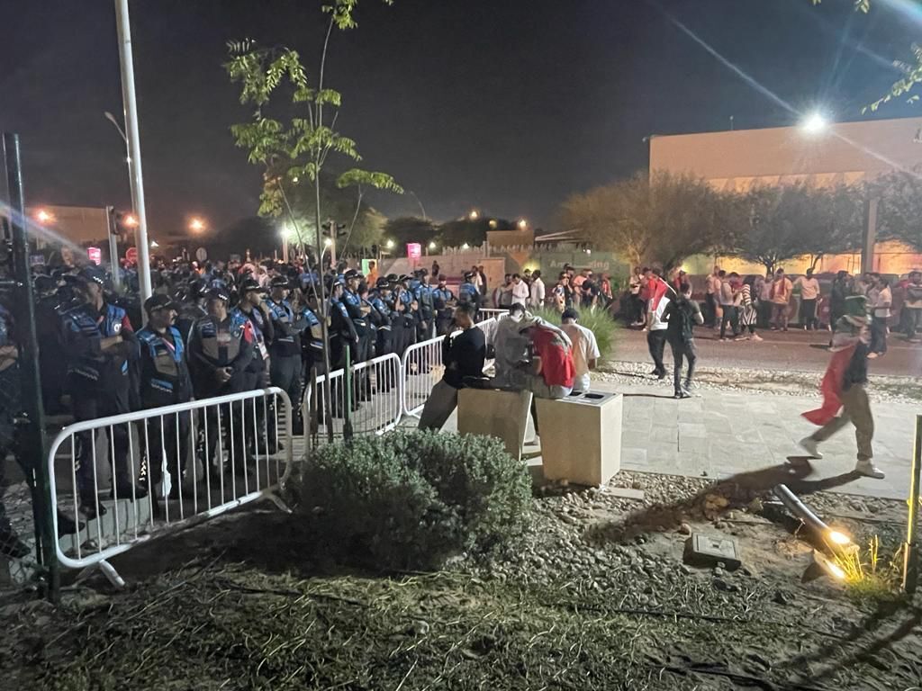 在摩洛哥战胜西班牙之前警察和支持者之间的丑陋场面之后，世界杯组织者担心无票球迷