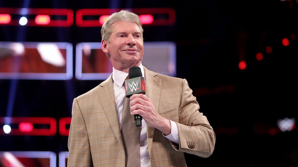 文斯·麥克馬洪 (Vince McMahon) 在 WWE 與 WCW 之戰的低谷時期乘坐教練飛行？