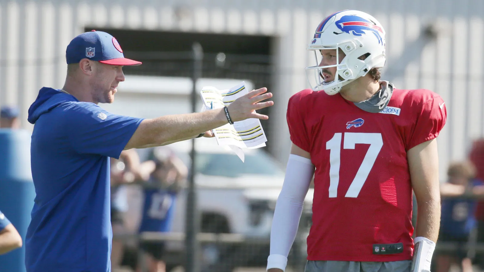 喬什·艾倫 (Josh Allen) 被發現拄著拐杖、穿著步行鞋，似乎有可能接受足部手術