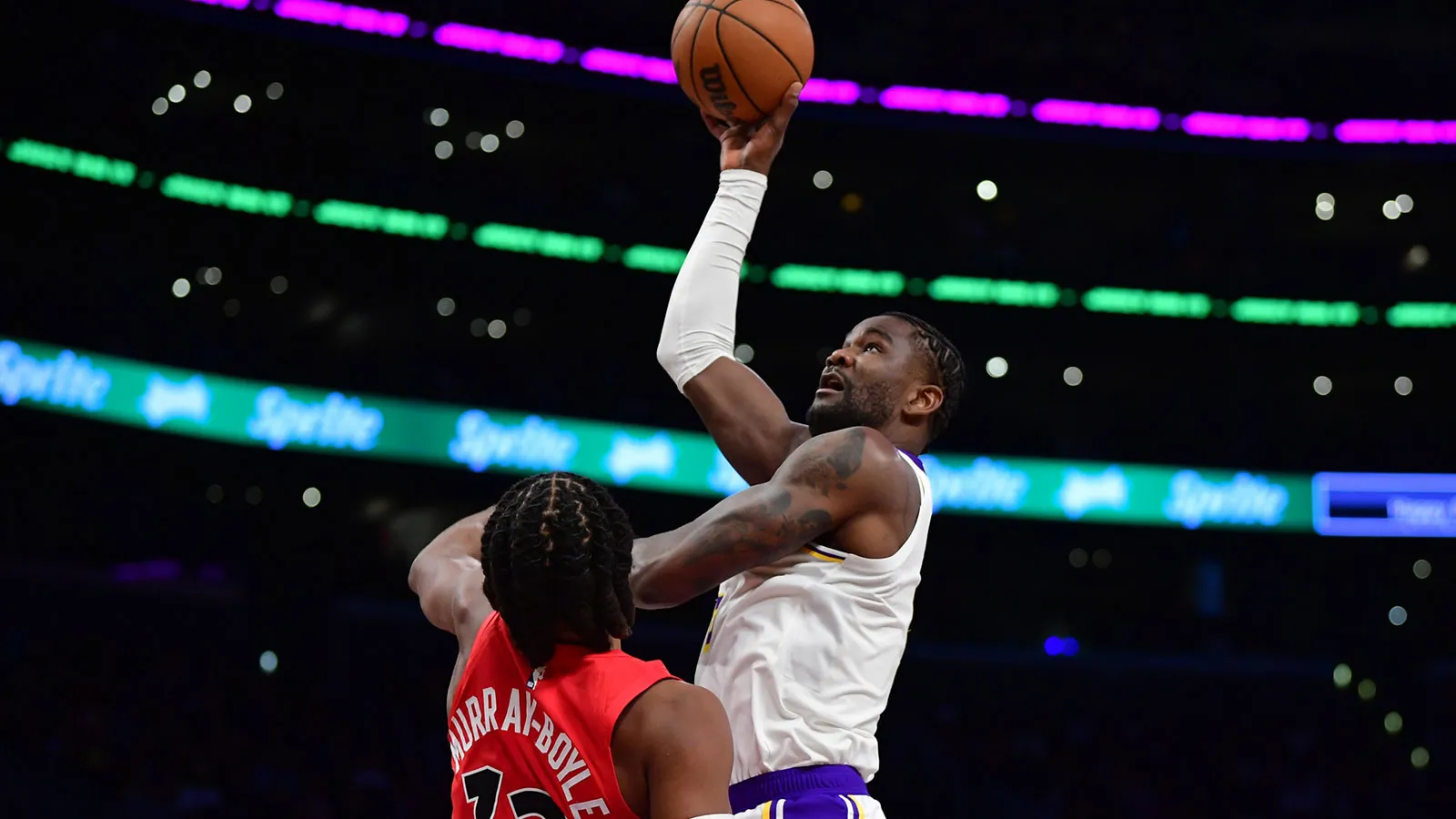 德安德烈·艾頓 (Deandre Ayton) 對陣猛龍隊的完美夜晚吸引了人們的注意
