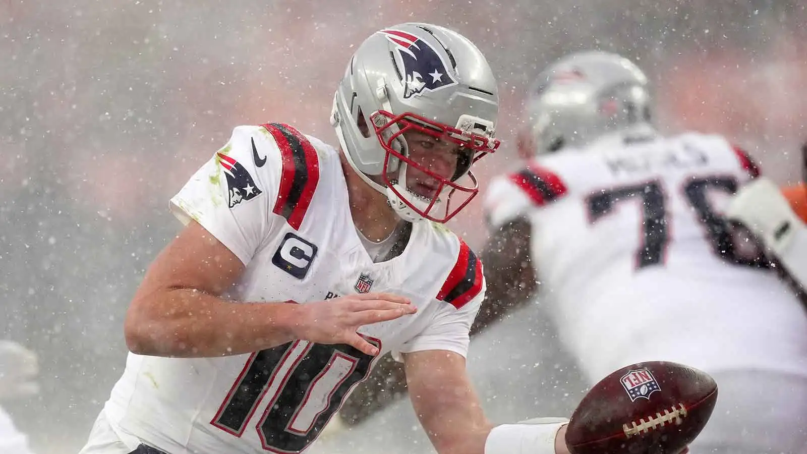 邁克·弗拉貝爾 (Mike Vrabel) 的德雷克·梅耶 (Drake Maye) 傷病反應是超級碗故事情節值得一看