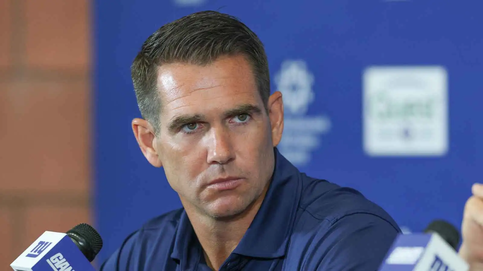 粉絲小丑喬·舍恩 (Joe Schoen) 在紐約約翰·哈博 (John Harbaugh) 的歡迎儀式上