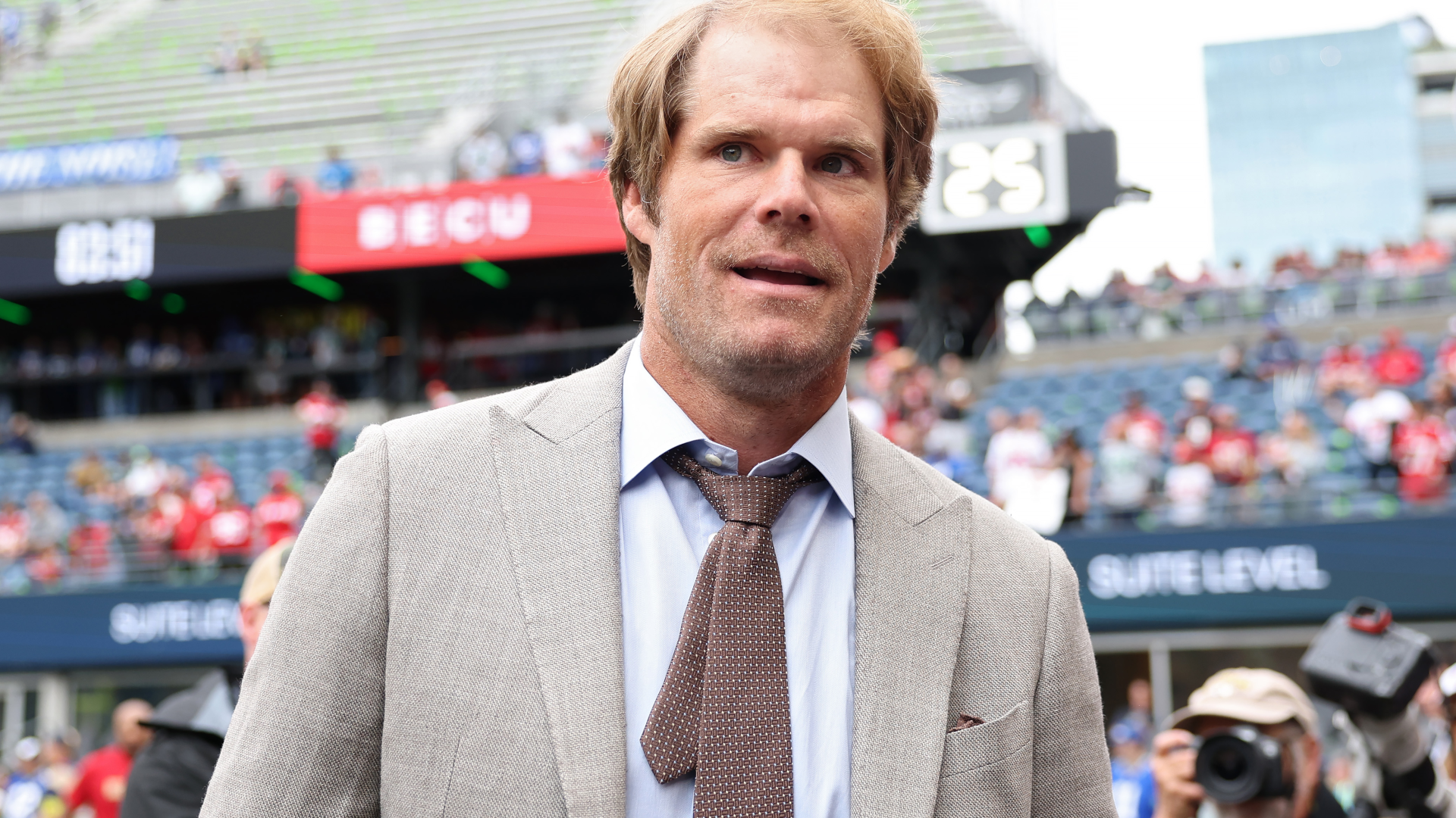 格雷格·奧爾森 (Greg Olsen) 列出了一份 NFL 工作，在湯姆·布雷迪 (Tom Brady) 加盟讓他損失了 2000 萬美元後，他將辭去福克斯的職務。