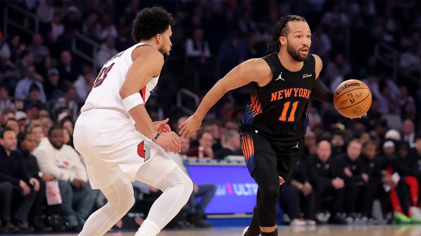賈倫·布倫森 (Jalen Brunson) 在對陣開拓者隊的比賽中憑藉罰球打破職業生涯 10,000 分