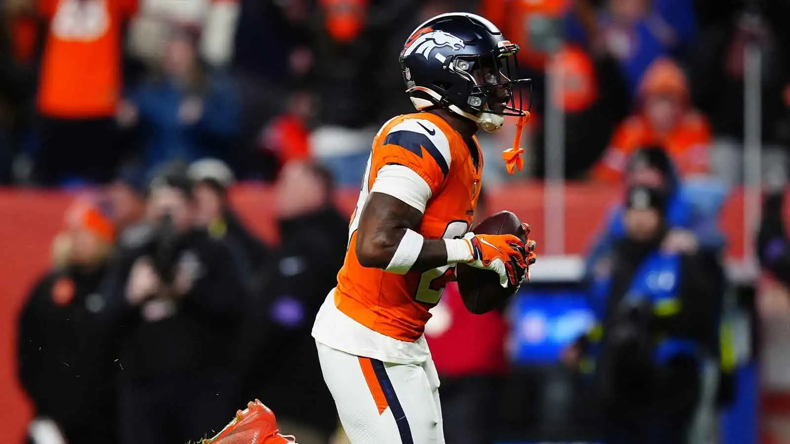 賈昆·麥克米蘭 (Ja'Quan McMillian) 在加時截斷約什·艾倫 (Josh Allen) 後打出關鍵球