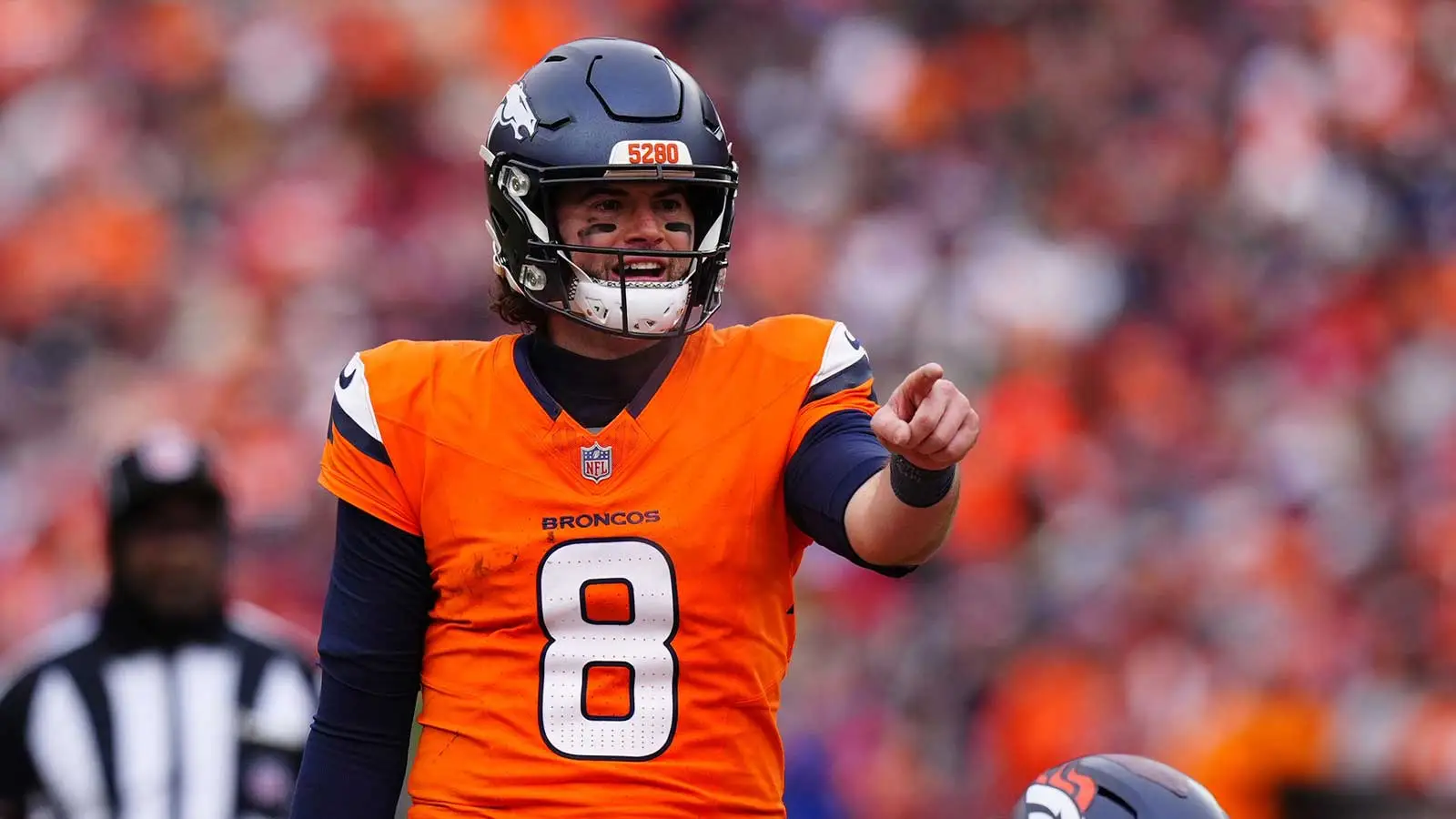 邁克·麥克格林奇 (Mike McGlinchey) 正在保護賈勒特·斯蒂德姆 (Jarrett Stidham) 免受“公牛**”的侵害