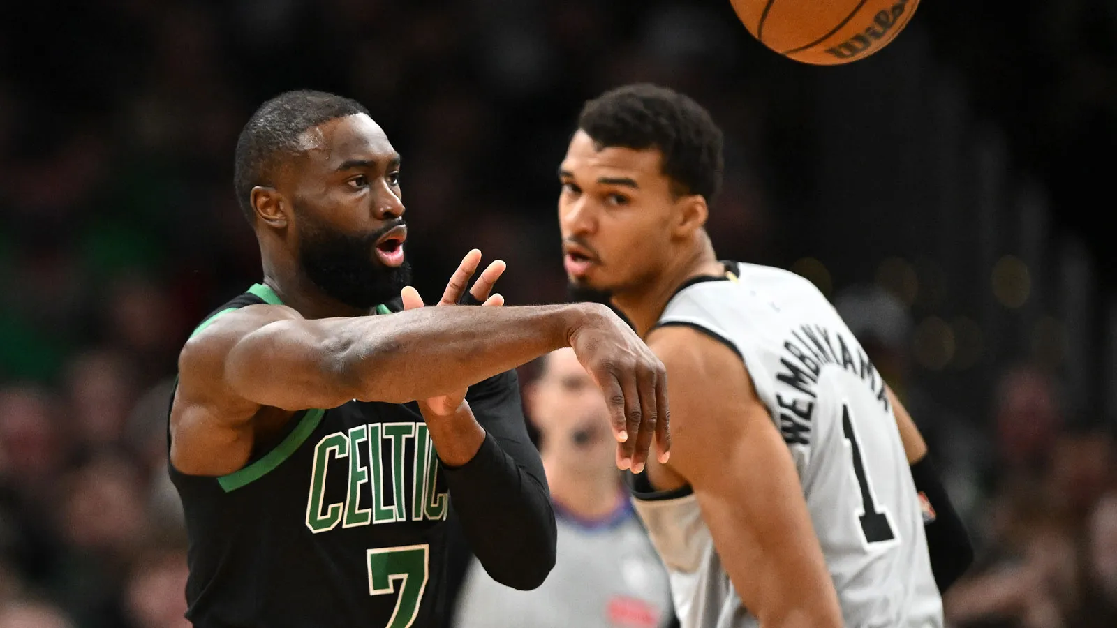 杰倫·布朗 (Jaylen Brown) 後撤步 3 分戰勝維克多·溫班亞馬 (Victor Wembanyama)