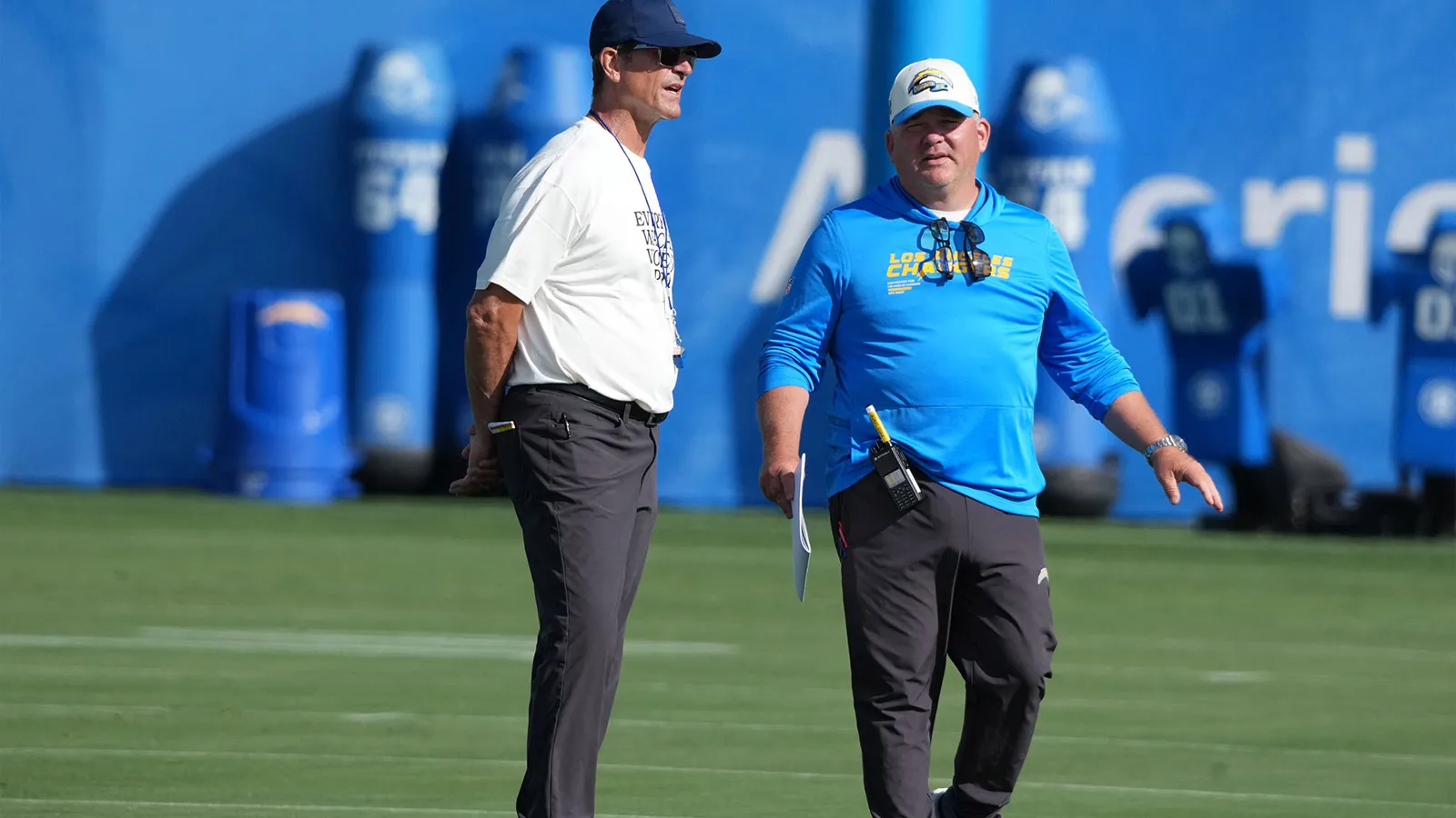 吉姆·哈博 (Jim Harbaugh) 必須做出這 1 個簡單的改變才能挽救賈斯汀·赫伯特 (Justin Herbert) 的職業生涯