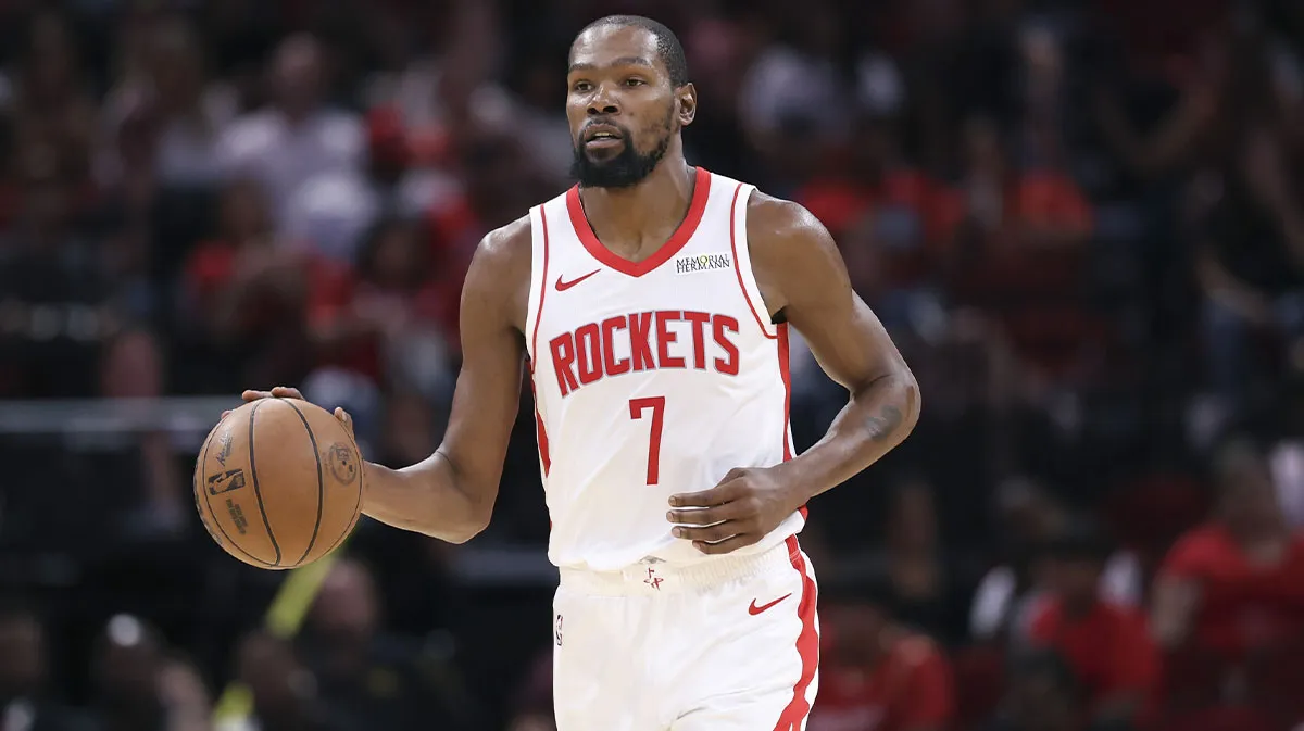 觀看凱文·杜蘭特 (Kevin Durant) 將球投向奧薩爾·湯普森 (Ausar Thompson)