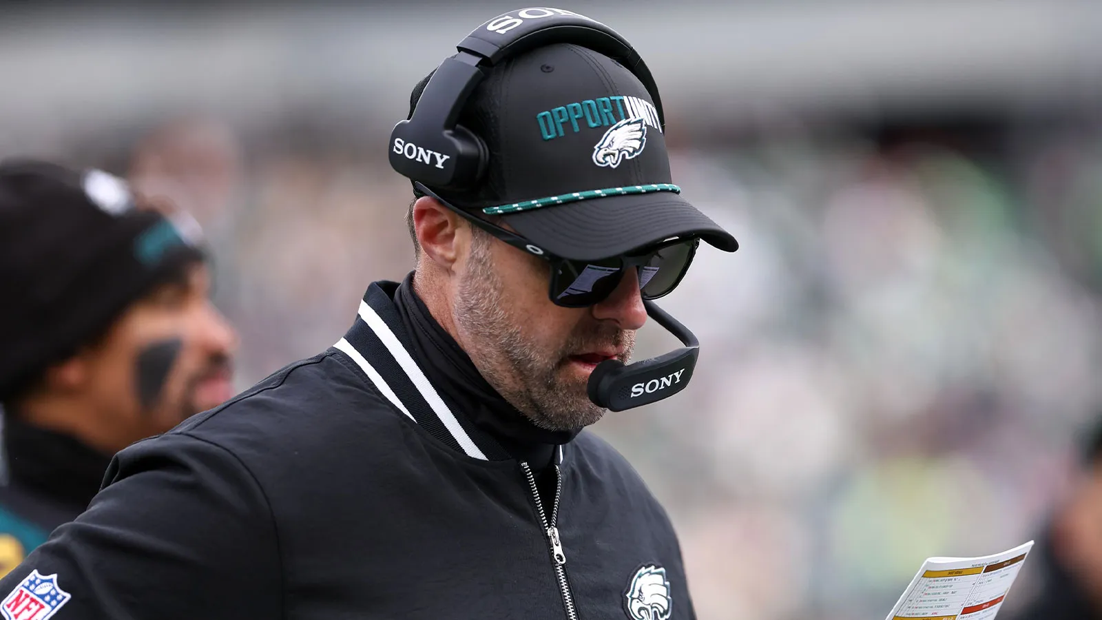 賈森·凱爾斯 (Jason Kelce) 在外卡淘汰後熱情地為凱文·帕圖洛 (Kevin Patullo) 辯護