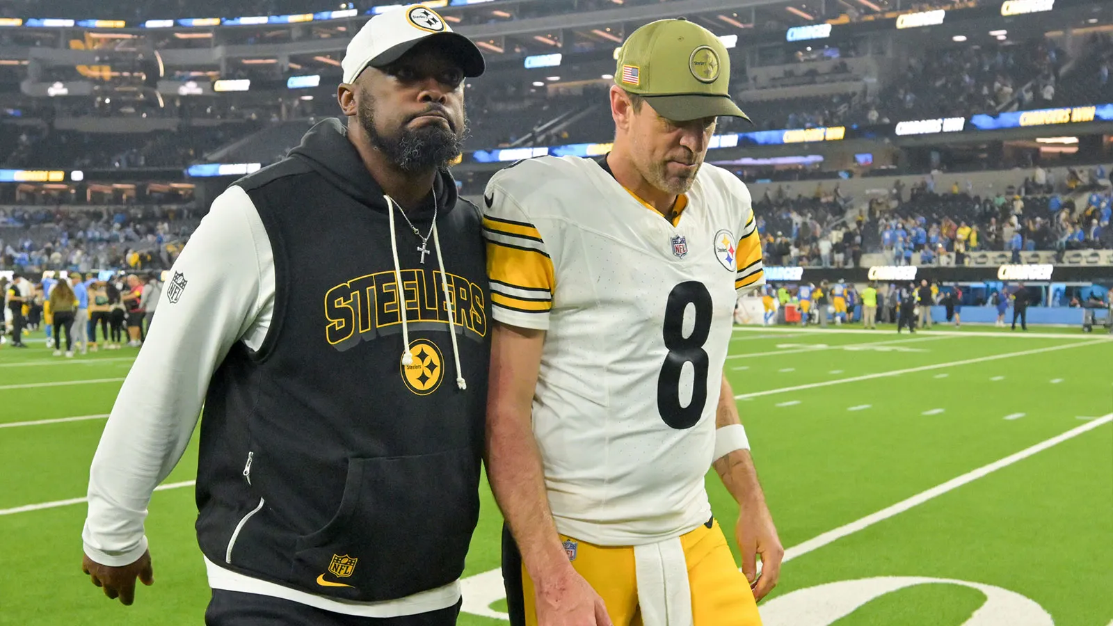 梅森·魯道夫在 MNF 對陣德州人隊的比賽中取代亞倫·羅傑斯