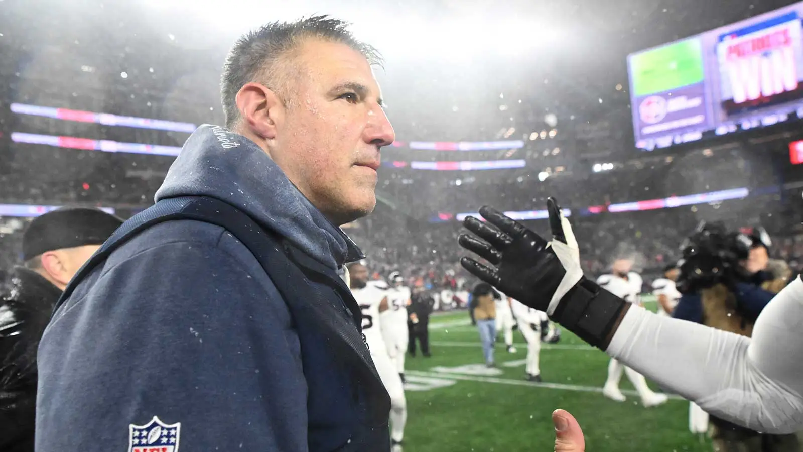 邁克·弗拉貝爾 (Mike Vrabel) 獲得亞足聯冠軍後分享榮譽