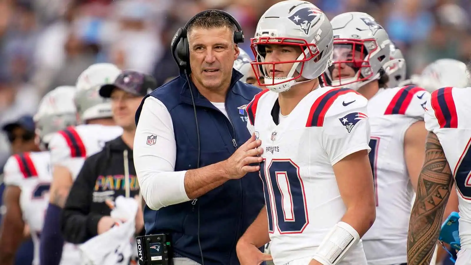 德雷克·梅耶 (Drake Maye) 透露邁克·弗拉貝爾 (Mike Vrabel) 的“令人大開眼界”的信息
