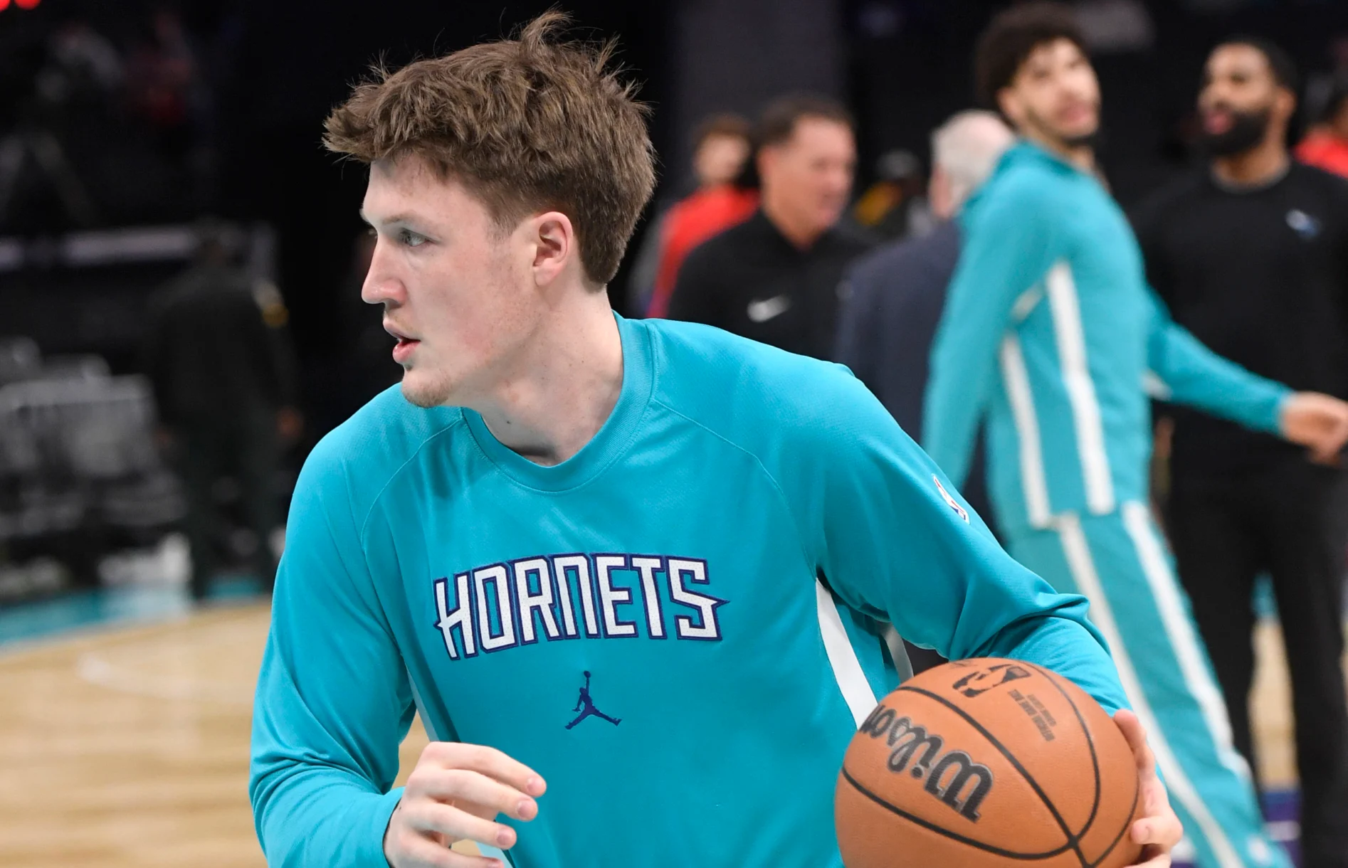 目前排名 NBA 年度最佳新秀的熱門競爭者，其中包括 Kon Knueppel