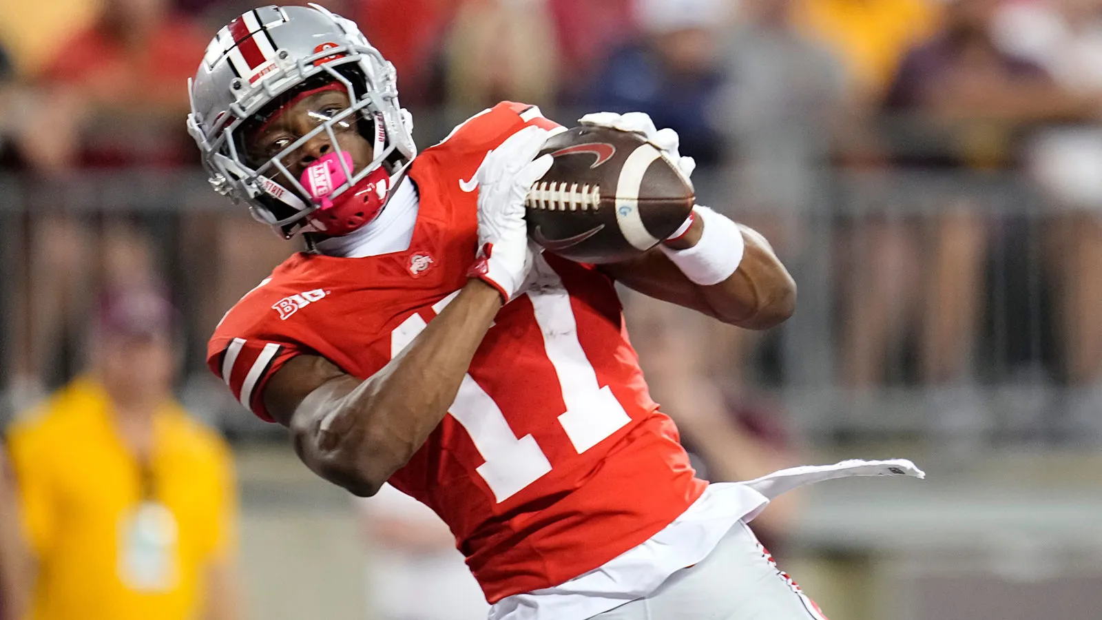 泰勒·肖 (Tyler Shough) 與俄亥俄州立大學 WR 卡內爾·泰特 (Carnell Tate) 一起起草