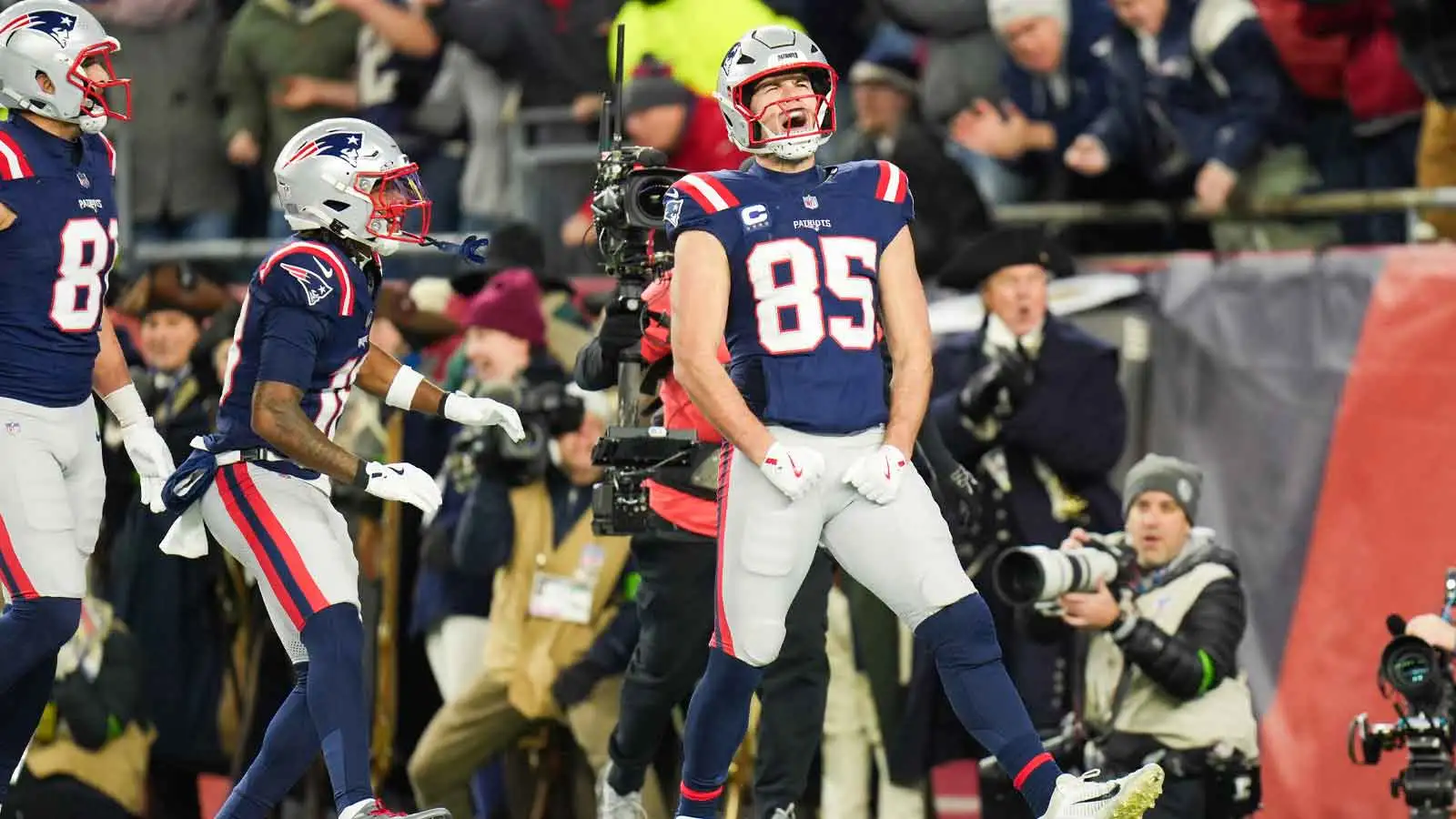 亨特·亨利 (Hunter Henry) 在對陣閃電隊的比賽中復仇 TD