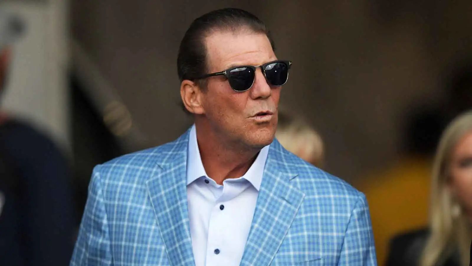 史蒂夫·比肖蒂 (Steve Bisciotti) 因約翰·哈博 (John Harbaugh) 被解僱而粗暴地摔掉麥克風