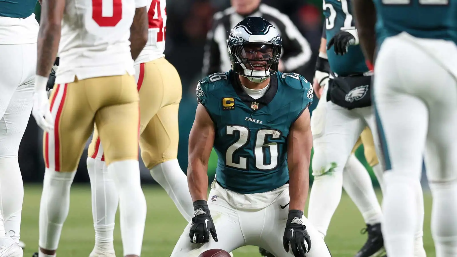 薩奎恩·巴克利 (Saquon Barkley) 在對陣 49 人隊的比賽中遭受殘酷打擊後遭受受傷恐慌