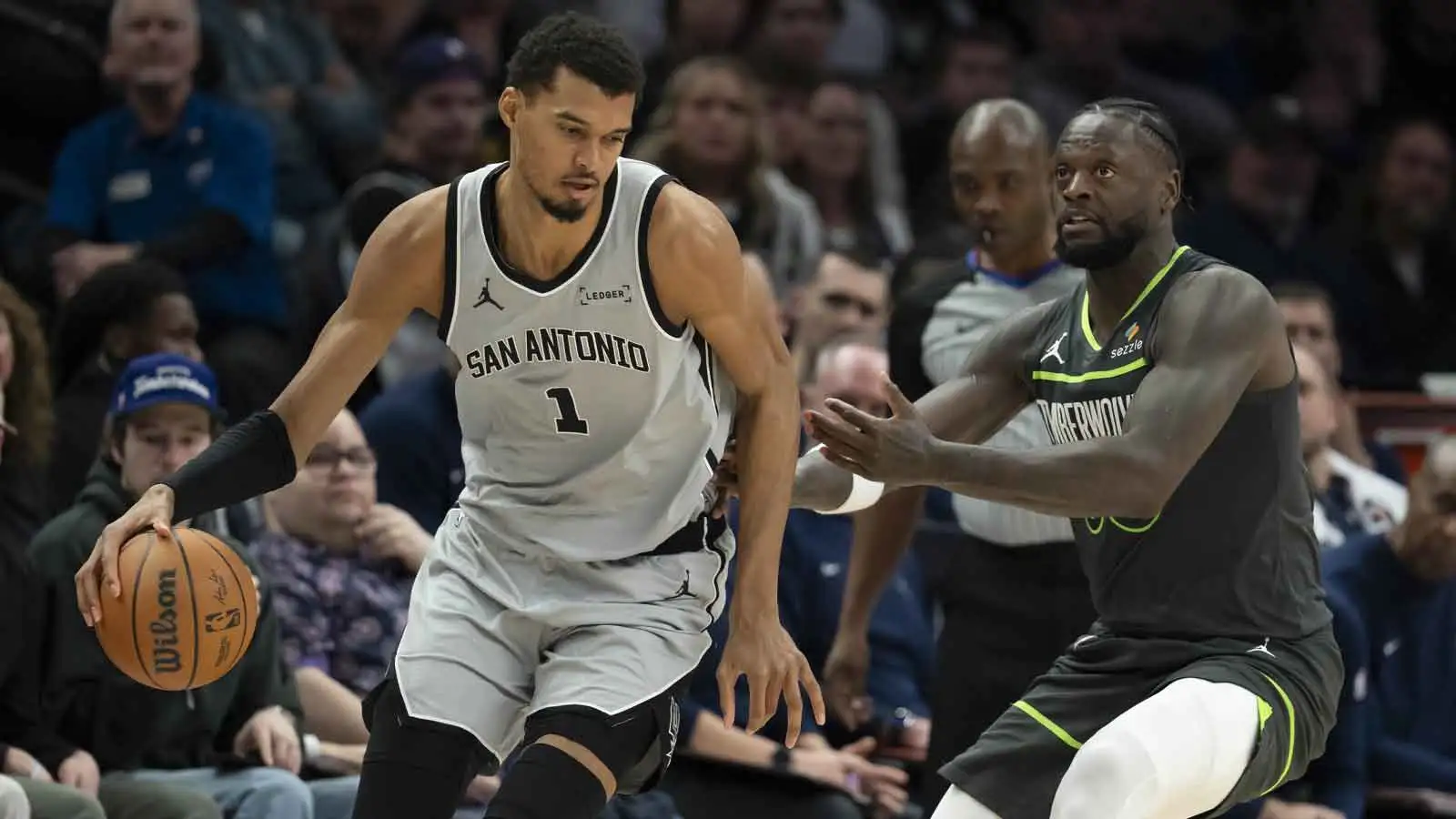 朱利葉斯·蘭德爾（Julius Randle）向維克多·溫班亞馬（Victor Wembanyama）發送野蠻的無字信息