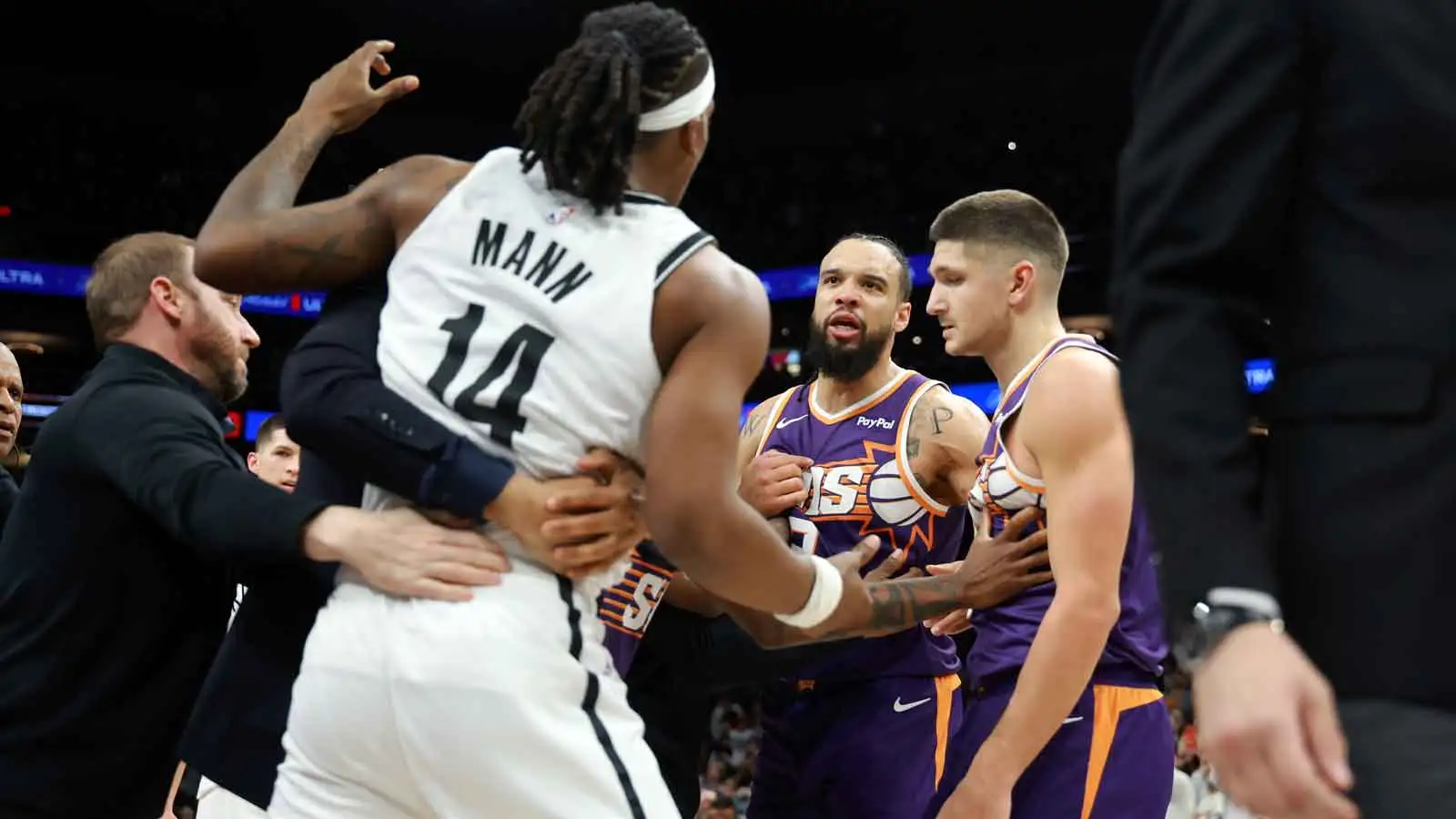 埃戈爾·德明 (Egor Demin) 與狄龍·布魯克斯 (Dillon Brooks) 發生口角，引發布魯克林和菲尼克斯之間的激烈爭鬥，導致受傷