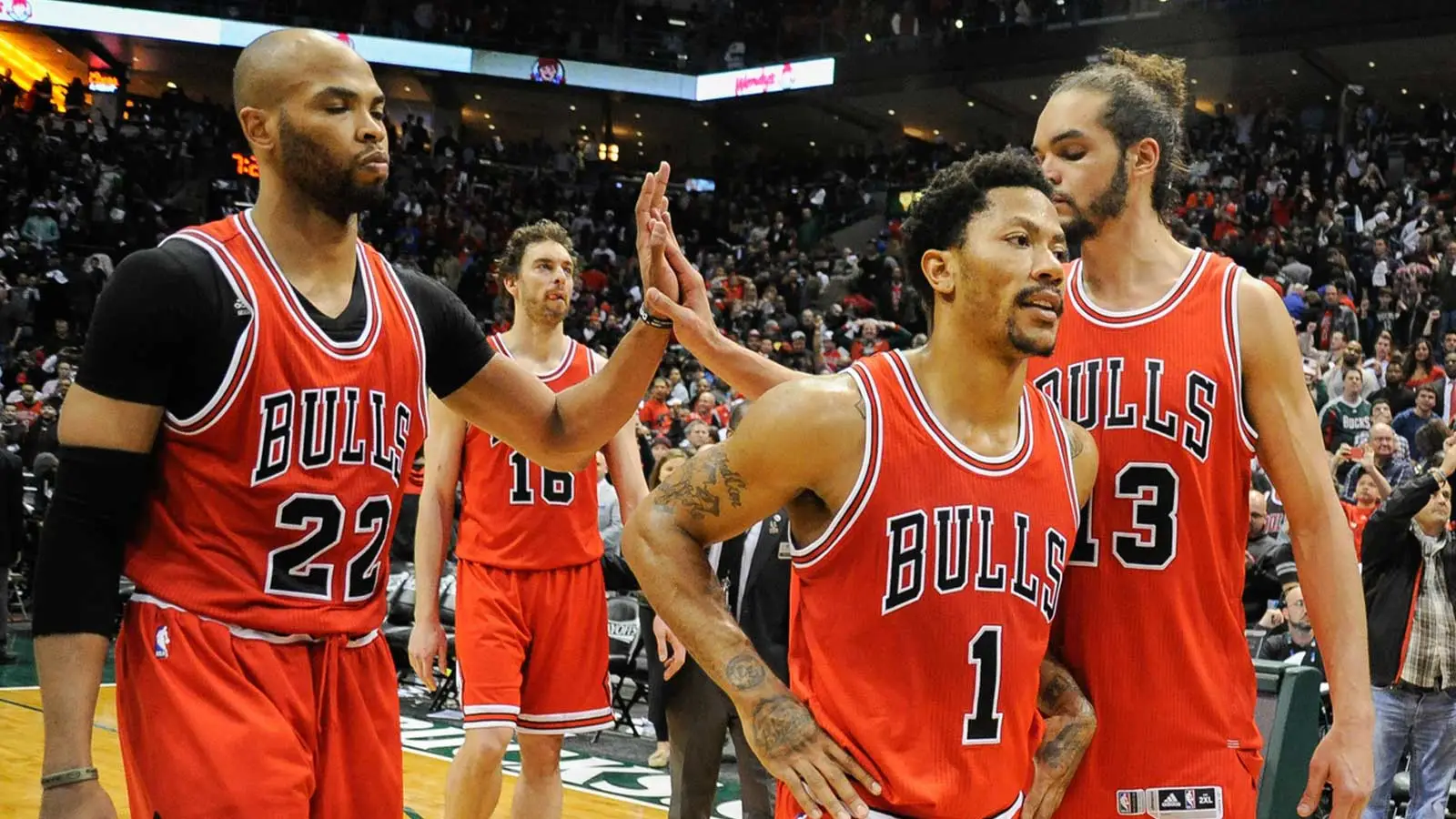 泰姬·吉布森 (Taj Gibson) 慶祝“散兵坑”搭檔德里克·羅斯 (Derrick Rose) 攜手度過 14 個賽季
