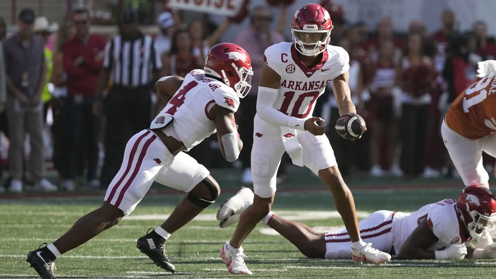 兩名 Razorbacks 球星在高級碗賽上掀起波瀾
