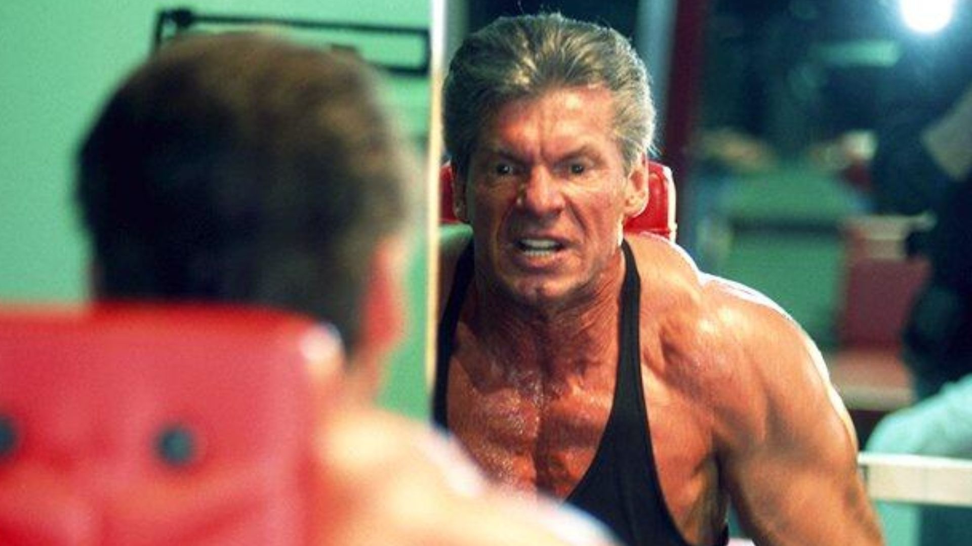 文斯·麥克馬洪 (Vince McMahon) 悄悄地與 WWE 傳奇人物分享了不受歡迎的皇家大戰地標