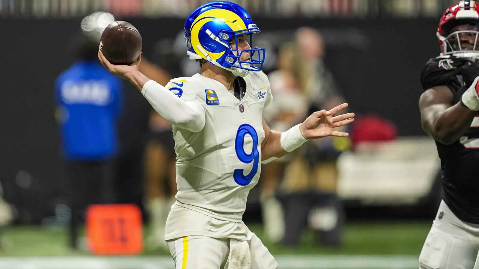 馬修·斯塔福德 (Matthew Stafford) 和比揚·羅賓遜 (Bijan Robinson) 重點介紹美聯社 2025 年最佳陣容