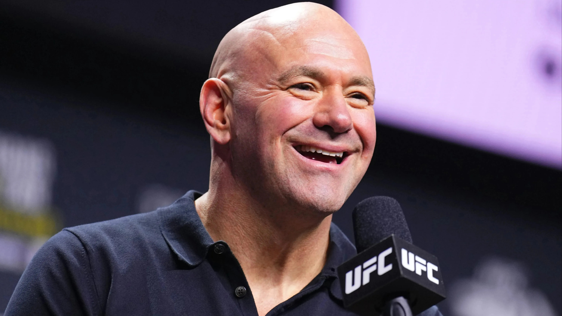 達納·懷特 (Dana White) 首次簽約，不敗的世界冠軍加入祖法 (Zuffa)