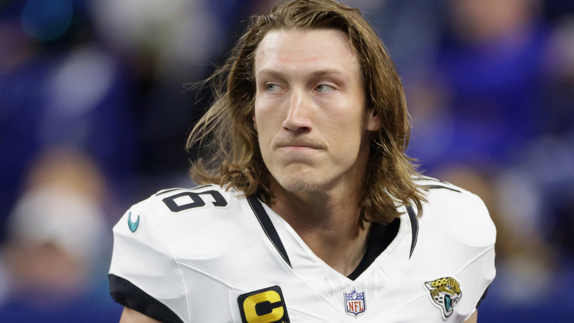 剃光頭的特雷弗·勞倫斯 (Trevor Lawrence) 驚艷亮相，球迷認為美洲虎 QB 看起來像 90 年代的電影角色