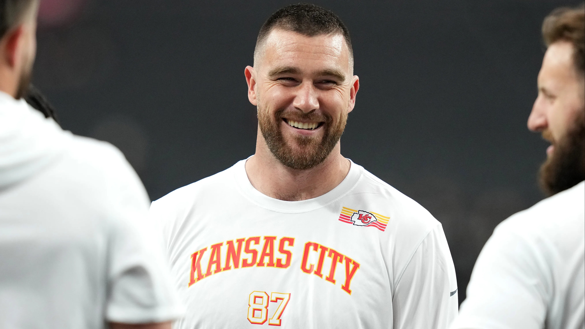 特拉維斯·凱爾斯 (Travis Kelce) 決定退休後，將以 3.75 億美元的價格轉會湯姆·布雷迪 (Tom Brady)，以實現重大職業轉變