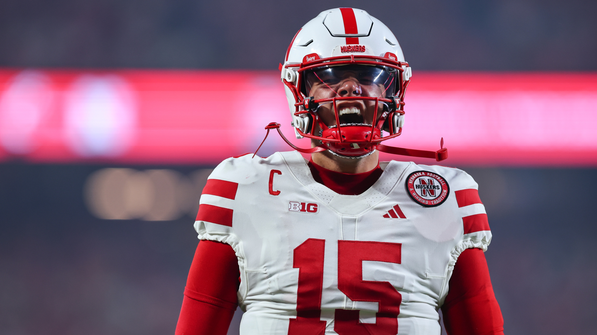 萊恩·基芬 (Lane Kiffin) 贏得了下一個傑登·丹尼爾斯 (Jayden Daniels) 的 500 萬美元四分衛比賽，俄勒岡州正在為丹特·摩爾 (Dante Moore) 的決定做準備