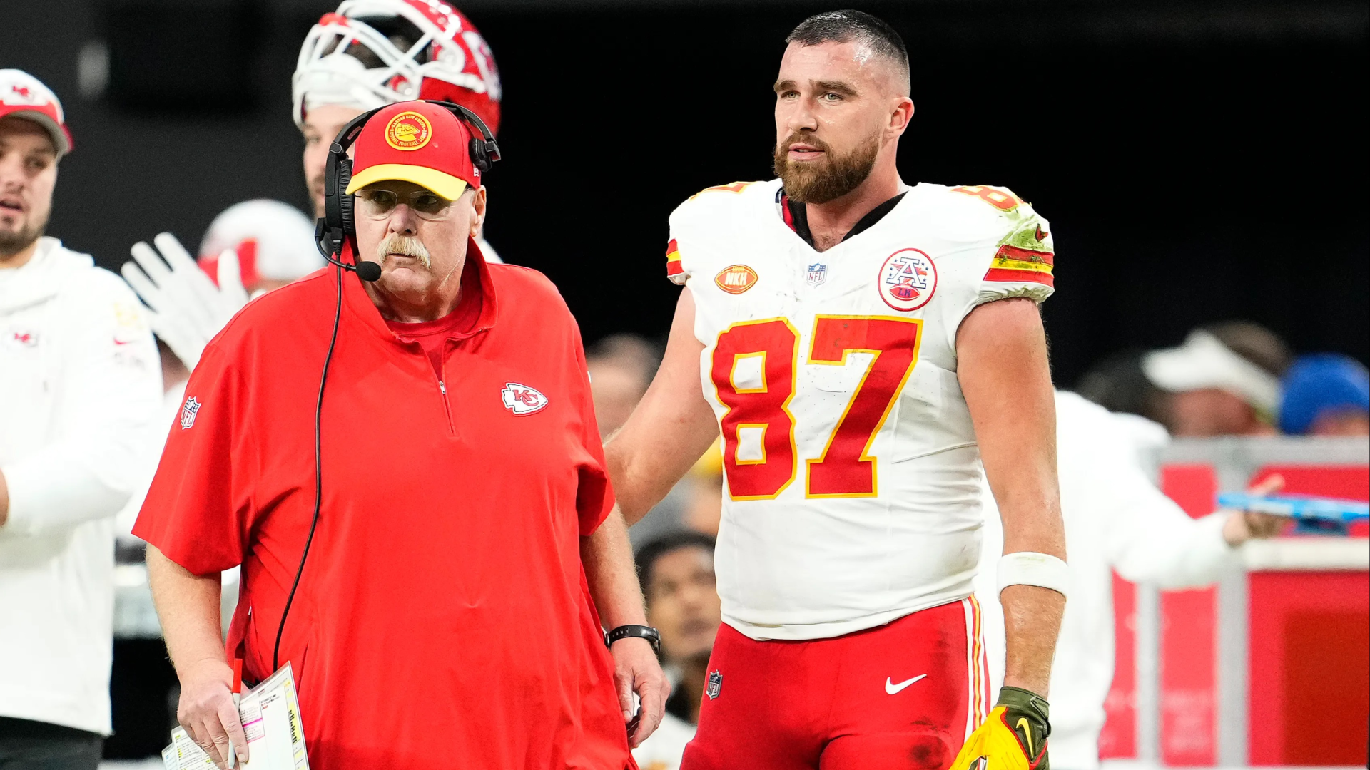 特拉維斯·凱爾斯 (Travis Kelce) 告訴弟弟傑森 (Jason)，他的 NFL 退役取決於安迪·里德 (Andy Reid) 的重大決定