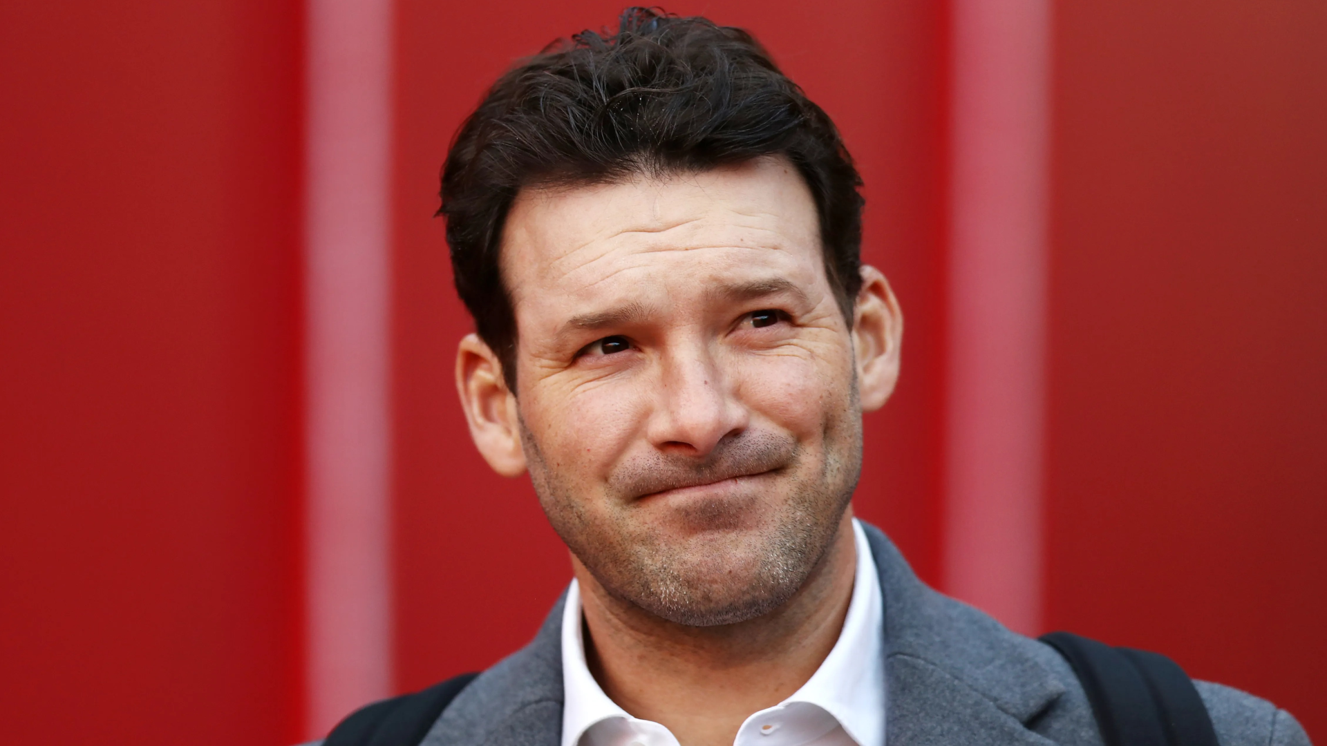 托尼·羅莫（Tony Romo）因雙重受傷而在四秒後停止比賽，因比爾隊與野馬隊的“令人難以忍受”的判罰而受到抨擊