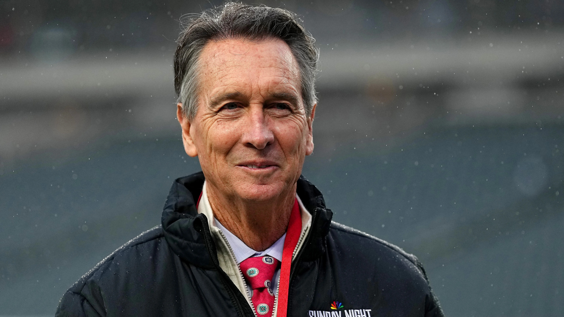 前 NFL 球星克里斯·科林斯沃斯 (Cris Collinsworth) 在熊隊與公羊隊比賽期間意見分歧，對 NBC 分析師的呼籲提出異議