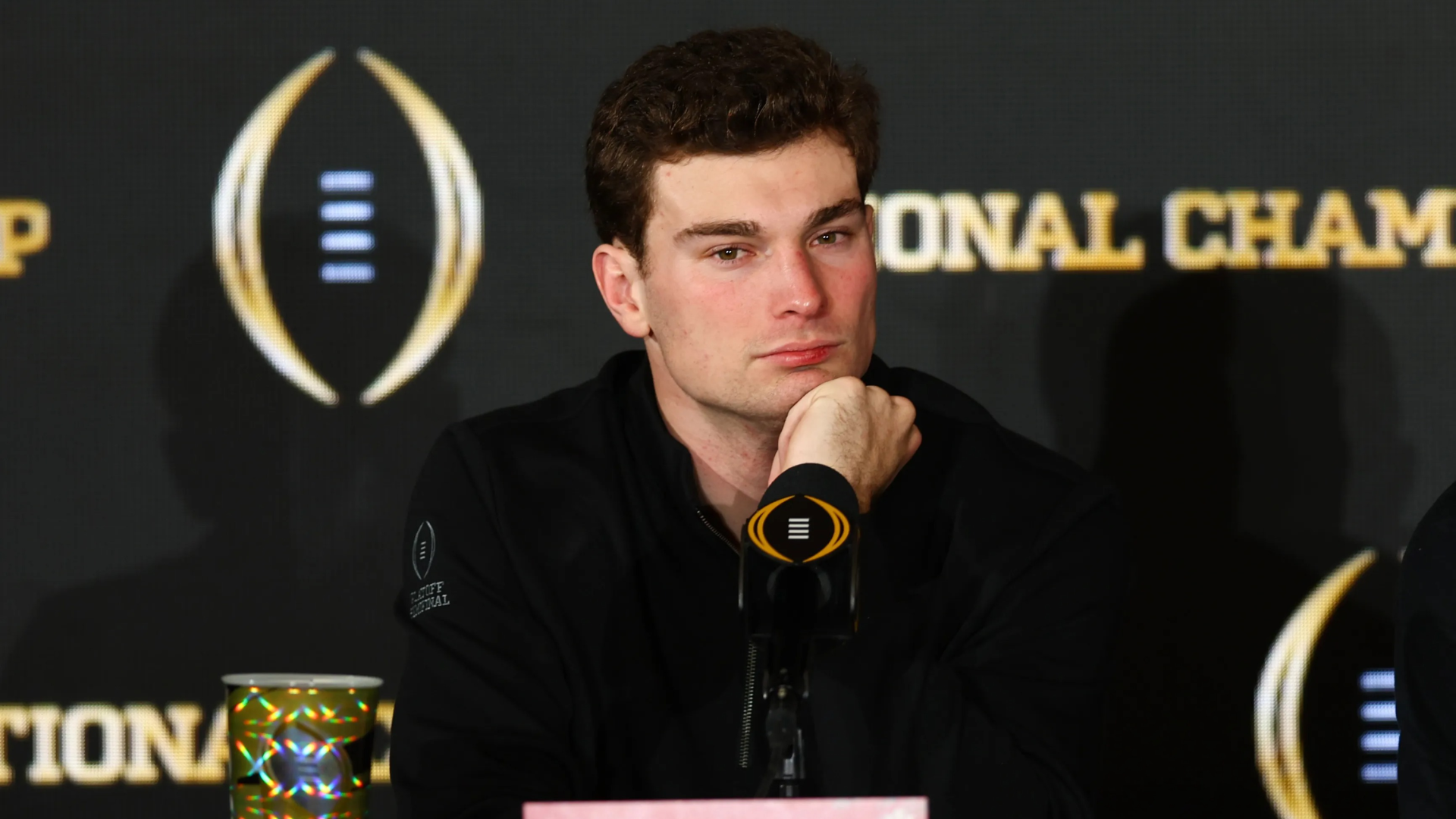 費爾南多·門多薩是誰？家庭、父母、代言和 2026 年 NFL 選秀中預計第一順位的價值為零