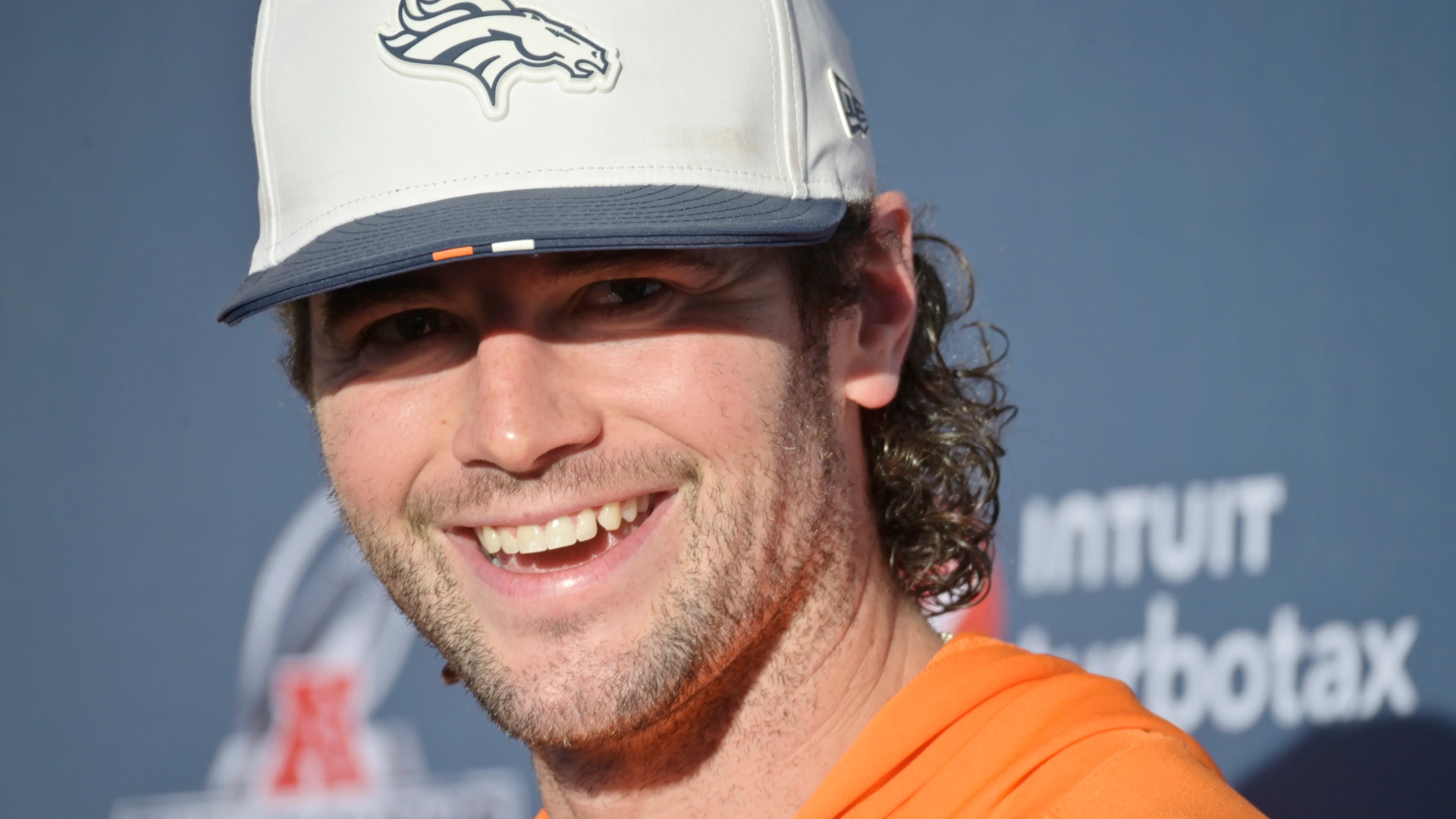 Jarrett Stidham 的妻子是價值 140 億美元的公司首席執行官的女兒，該公司擁有標誌性的 NBA 球隊