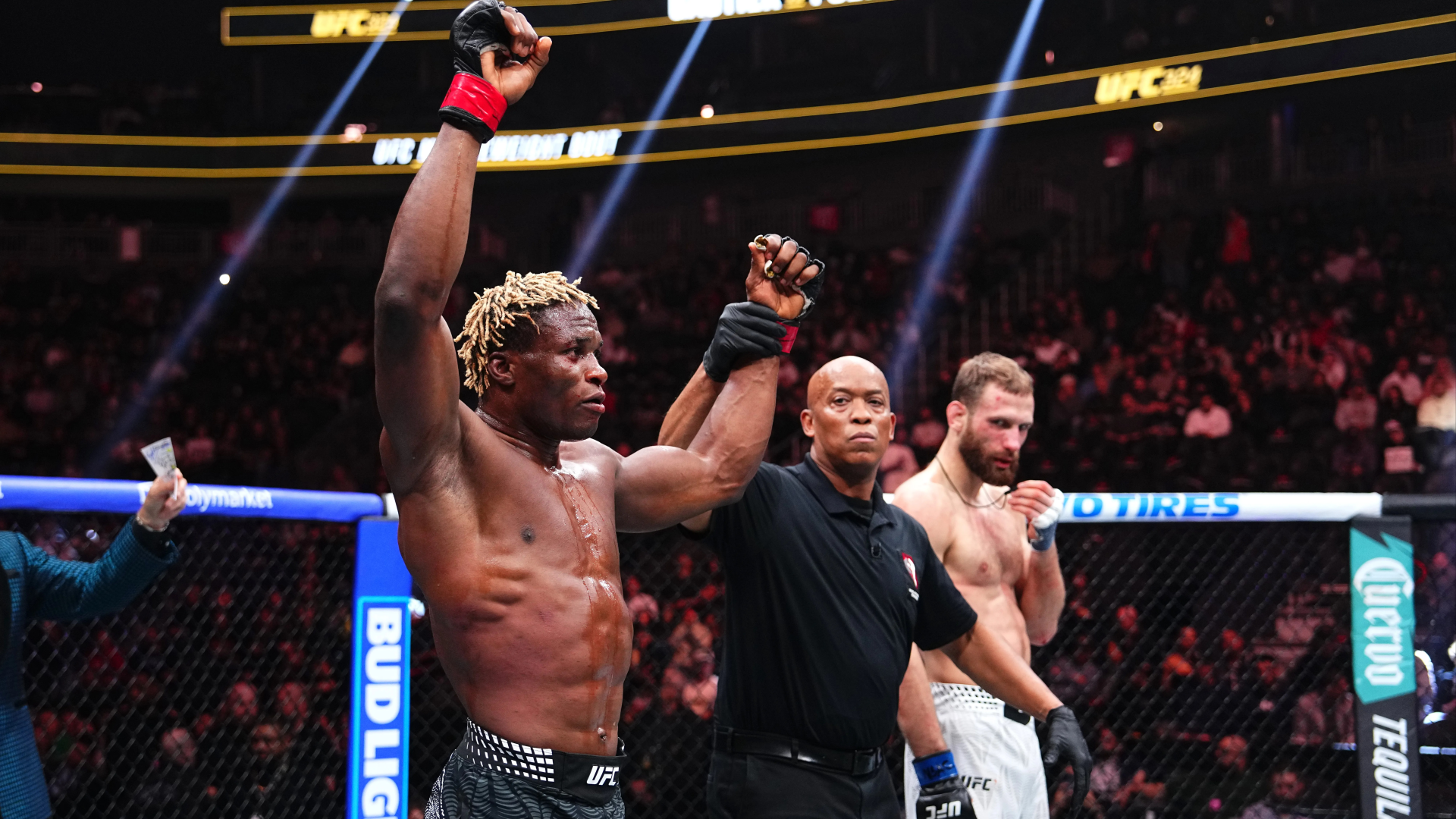 UFC 324 裁判因嚴重受傷被抬出籠子後，達納·懷特 (Dana White) 提供最新醫療情況