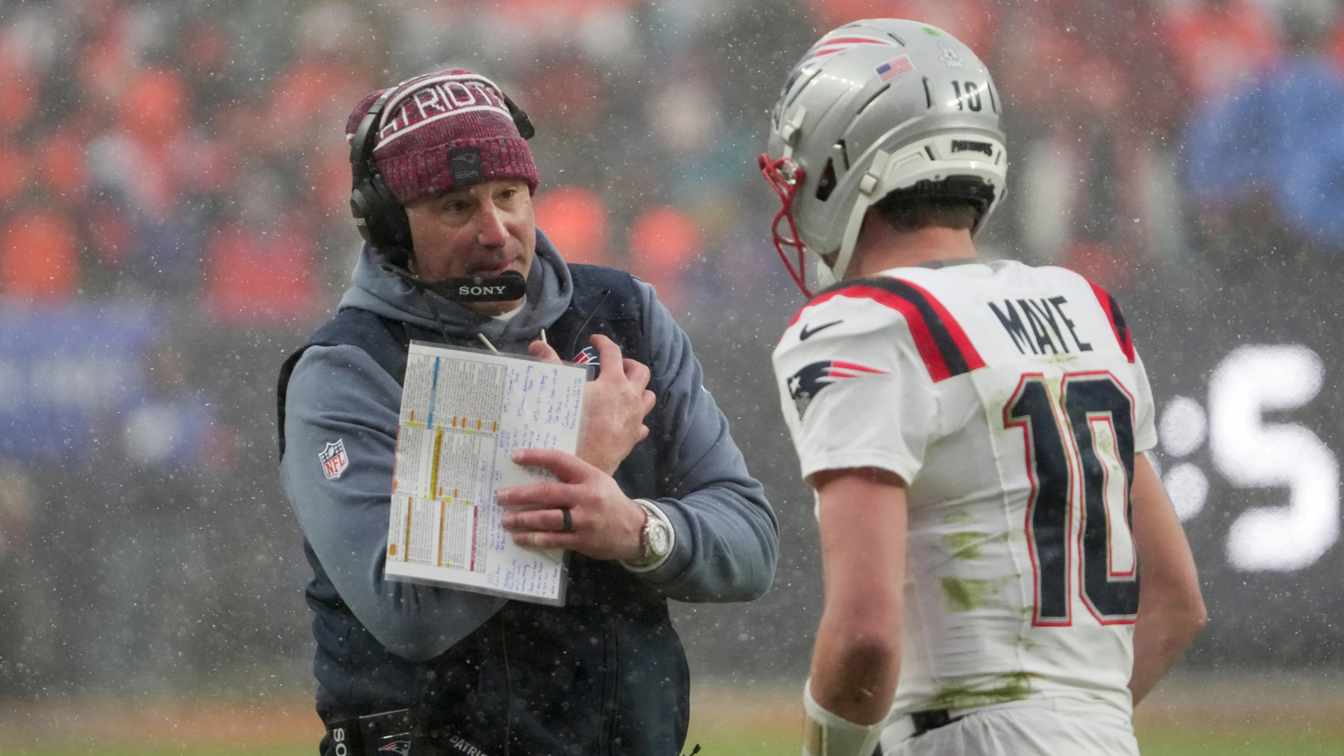 邁克·弗拉貝爾 (Mike Vrabel) 就德雷克·梅耶 (Drake Maye) 在超級碗 LX 之前的傷情更新提出問題