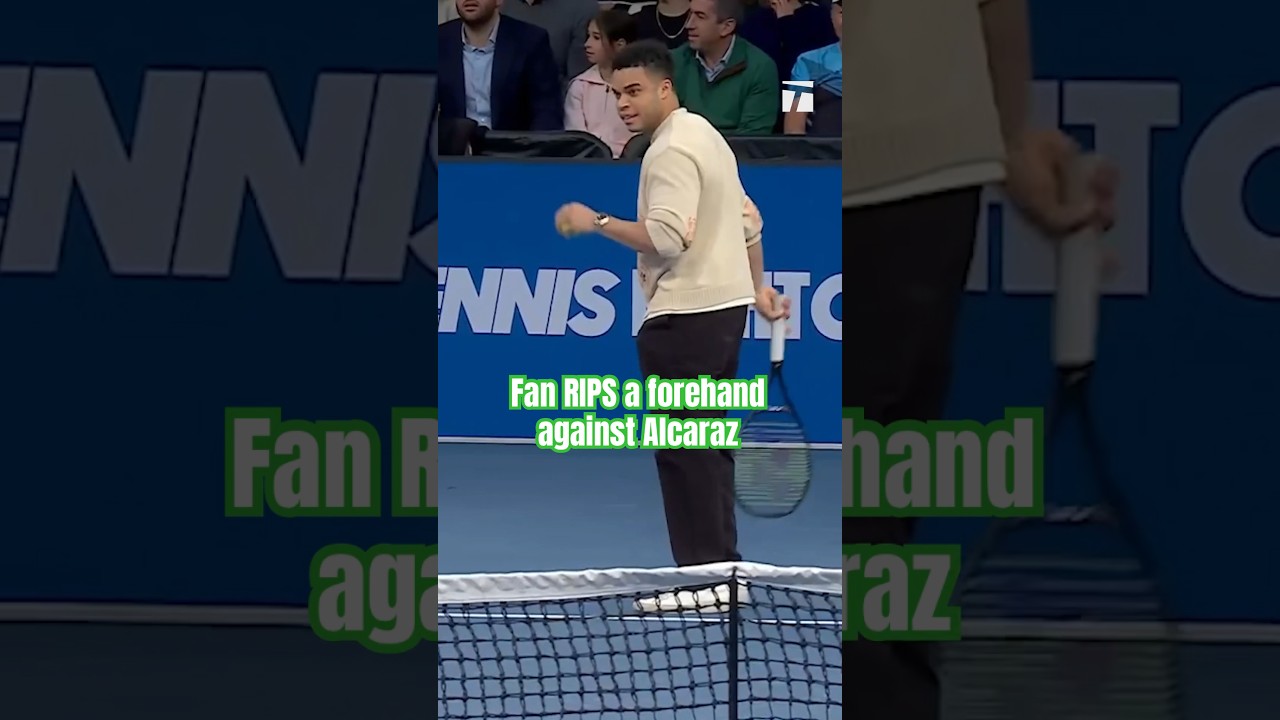 Fan smashes a forehand winner against Carlos Alcaraz at MSG 🔥 #thegardencup #tennis