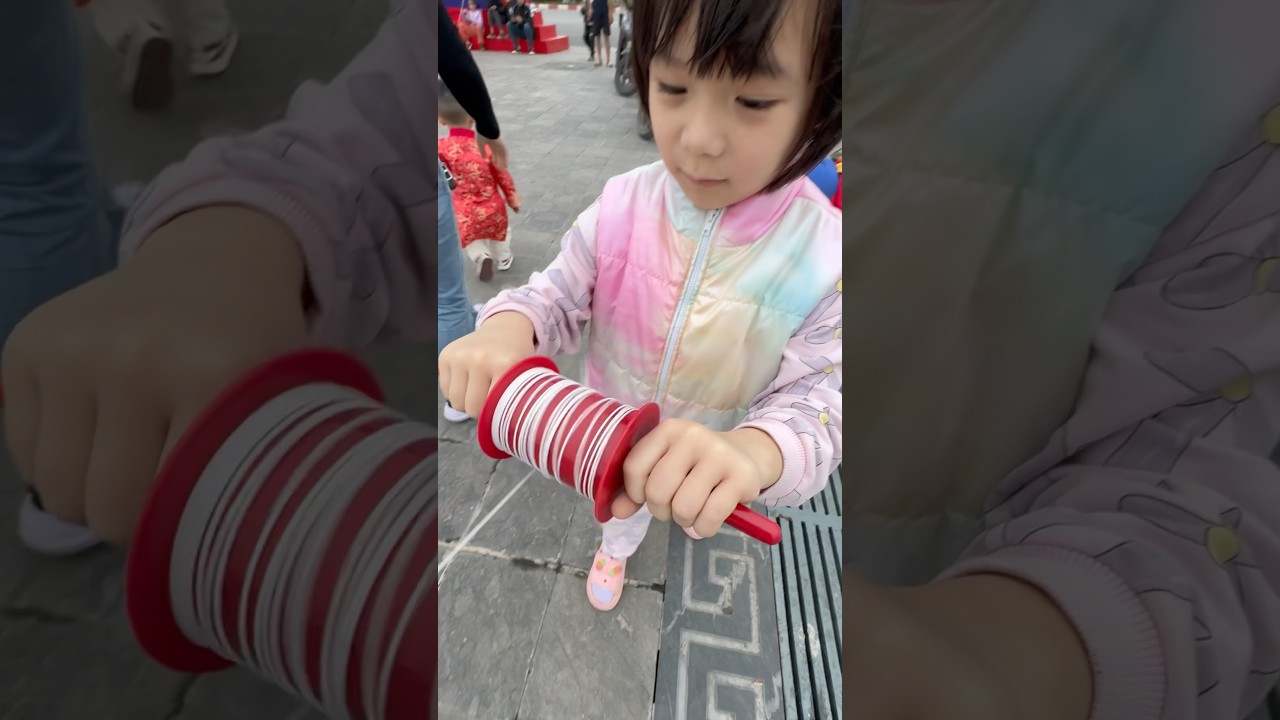 Thả diều cô bé ra dây diều hết cuộn dây cho diều bay cao thật cao..#patang #kite #xuhuong #layangan-Thả Diều Cô Bé: Ra Hết Cuộn Dây Cho Diều Bay Cao Vút | #Kite #Shorts
