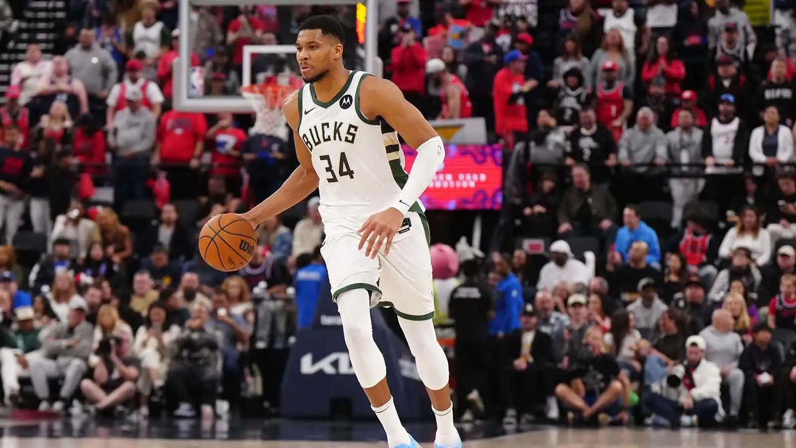 2 Giannis Antetokounmpo trade suitors call out Clippers about Kawhi Leonard