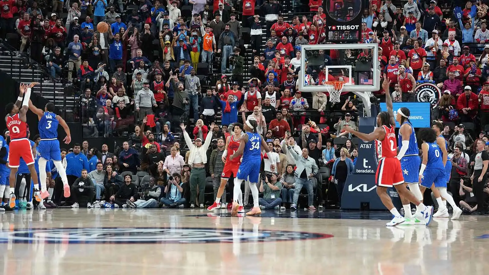 Watch LA fan win $10,000 after making half-court shot
