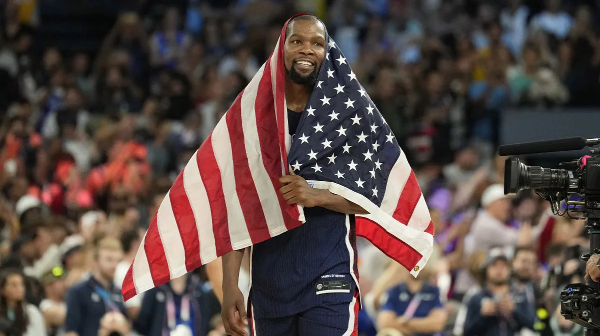 凯文·杜兰特 (Kevin Durant) 故意摔麦克风暗示将参加 2028 年奥运会