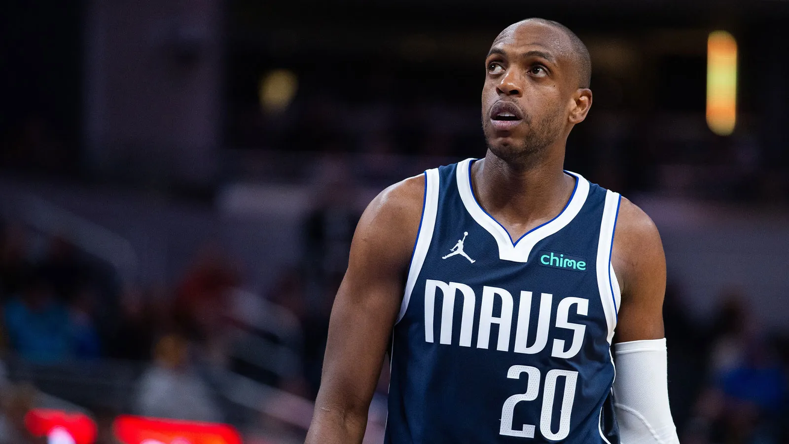 Khris Middleton leaves nets match due to shoulder injury
