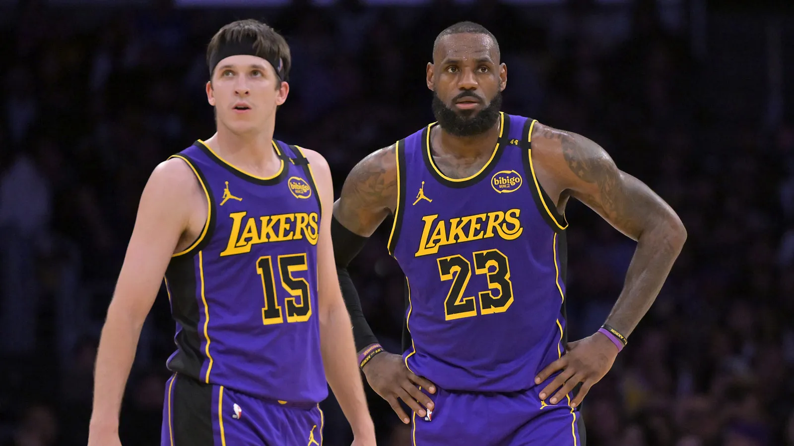奧斯汀·裡維斯 (Austin Reaves) 與勒布朗·詹姆斯 (LeBron James) 聯手打出瘋狂的過渡吊球