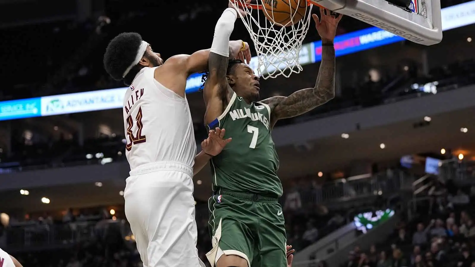 小凯文·波特 (Kevin Porter Jr.) 攀登骑士队贾勒特·艾伦 (Jarrett Allen) 的阶梯