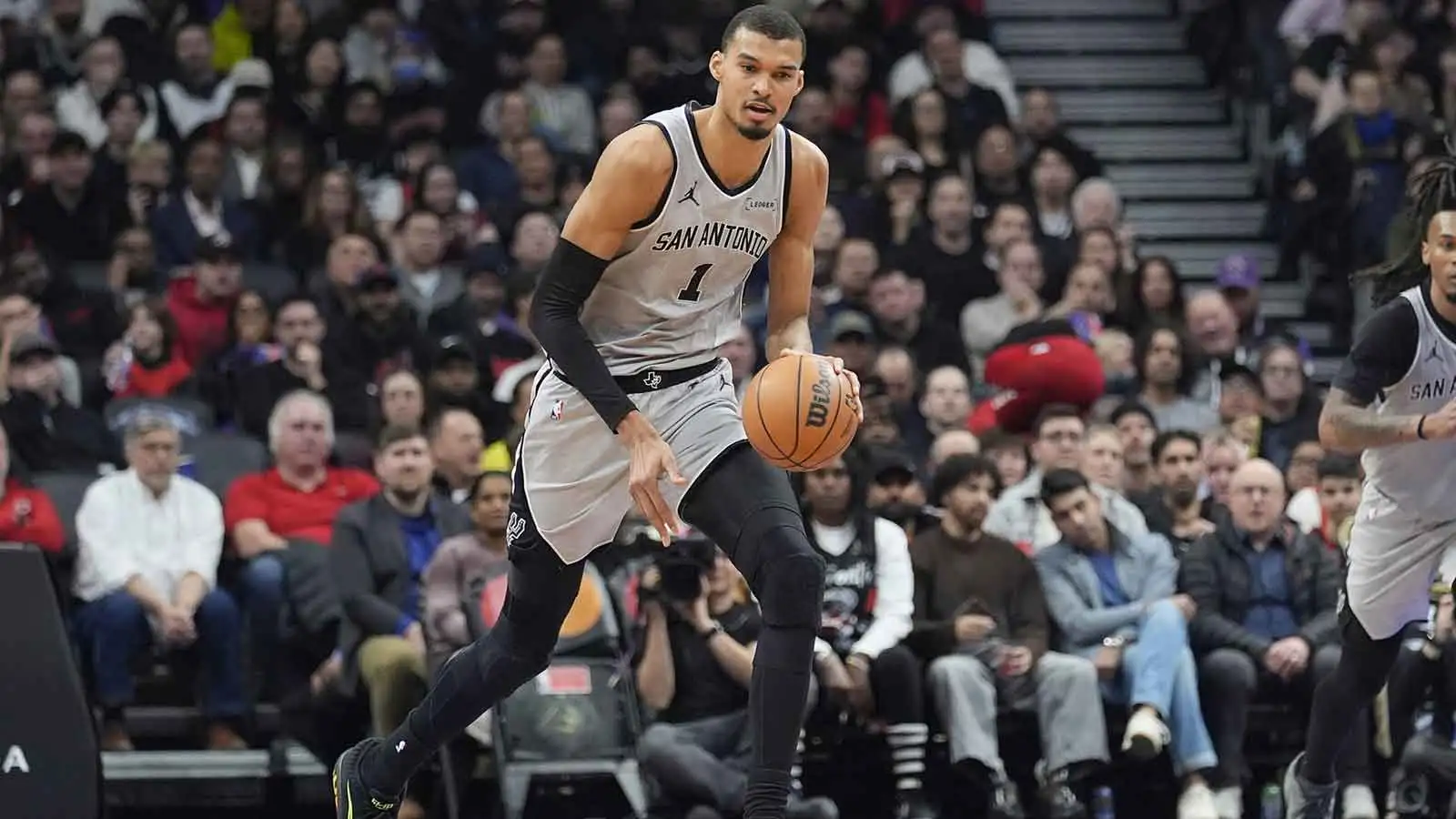 维克托·温班亚马 (Victor Wembanyama) 揭示了与猛龙队的丑陋之夜背后的原因