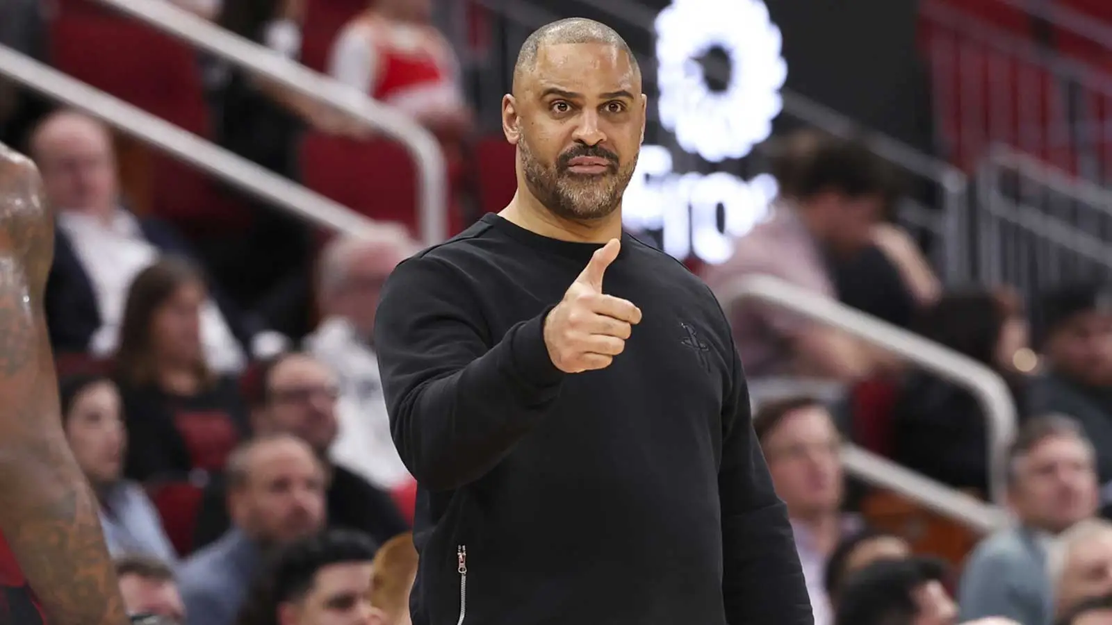 Ime Udoka 基本上告诉 Pat Riley 用西装麦克风来推它